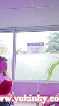Gloryhole, grande tiene su boca llena de esperma