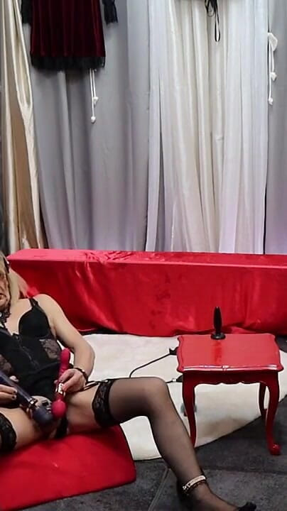Sissy Dee Dee: Mariquita En Lencería Negra Monta Su Consolador