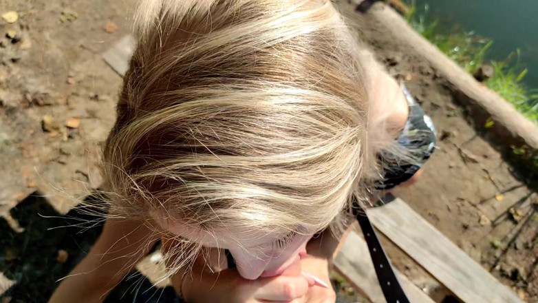 S-Wife Katy: Si cantik ini lagi asik muasin memeknya di tempat yang...