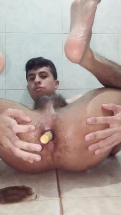 İtaatkar ibne Victor Tillero mastürbasyon yapıyor