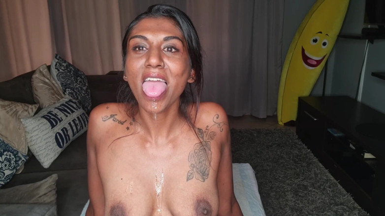 domslutfucker: desi sophe par baithti hai kyonki vah baahar nikalti hai...