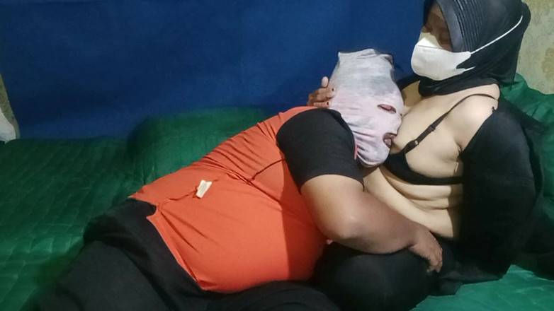 Babang endut: Dick pijpbeurt door vrouwelijke bewaker