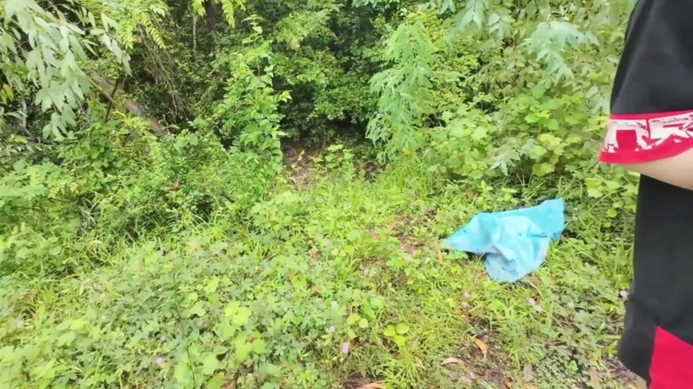 RealThaiSolo: Thais meisje wandelend langs de kant van de veldweg op...