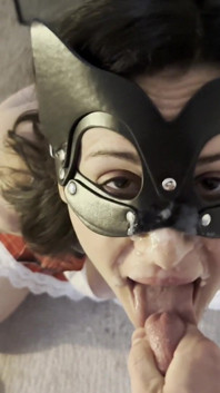 Estudante fofa chupa para obter um enorme facial