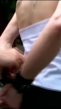 섹시한 금발의 굴욕적인 보지, 엉덩이 꼬집기, 속박에 채찍질