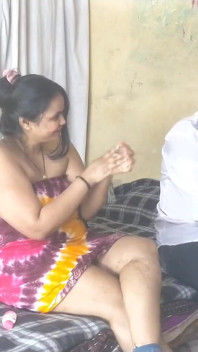 Desi ragazze paffute in avvolta sari colorato - procace divertimento amatoriale in camera da letto