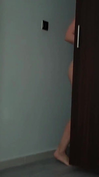 Mama vitregă se pregătește pentru aniversarea ei și îi cere fiului vitreg să aleagă cei mai sexy chiloți!