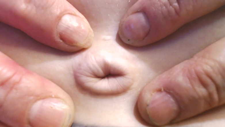 Abby Anna: Cận cảnh nút đút sâu vào bụng