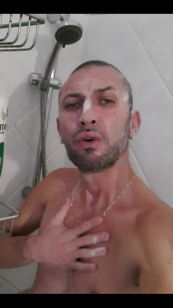 Boy jerking off: Duscht heiß mit mir?