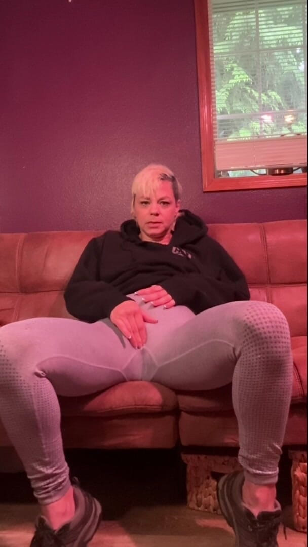 littleanda: Buceta brincando com leggings