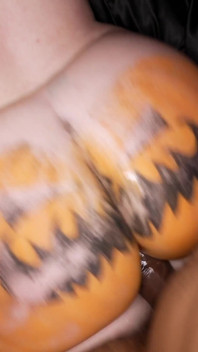 Dicker arsch, halloween-kürbis
