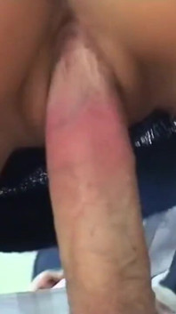 O fată care face curățenie cu fustă mini seduce un domn în vârstă