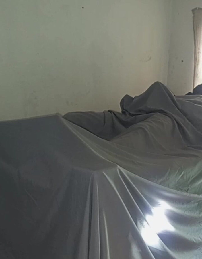 Ultramanvergota: 因为我是一个害羞的人，我在其他人的床单下撸管，这让我很感动，让我喷出牛奶