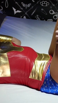 Natacha Guapa jest więźniem Wonder Woman w domu seksu