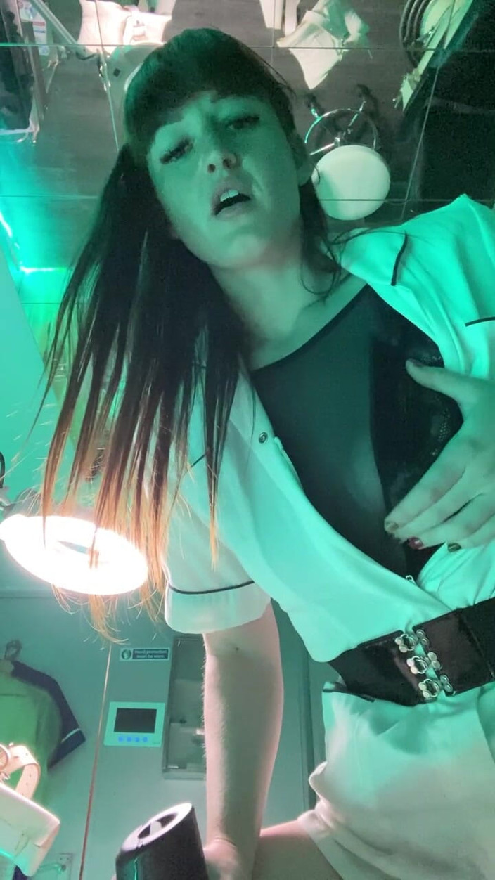 Vivienne l'Amour: Vivienne L'amour - dojenie, a następnie karmienie cię POV