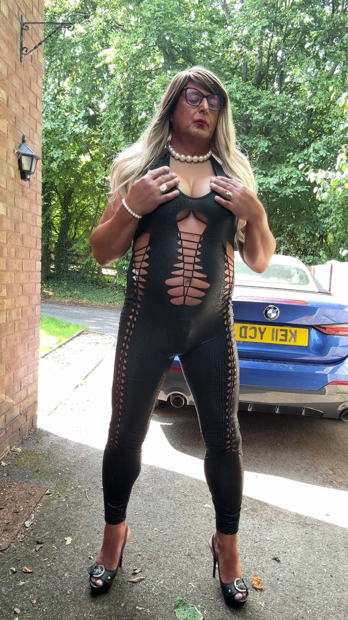 Kellycd2022: Sexy Crossdresser Kellycd2022 v černé pvc kombinéze a podpatcích