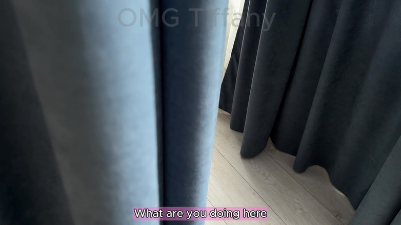 OMG Tiffany: 我发现我的继妹在自慰并帮助她射精。