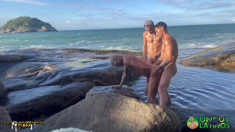 Uncut Latinos: 3 Gá Hung Latinh Đụ Không Bao Cao Su Ở Bãi Biển...