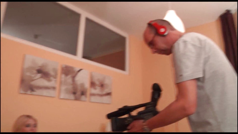 German amateur - 100% German hardcore videos: Ragazza bruna sta succhiando il cazzo prima di essere scopata