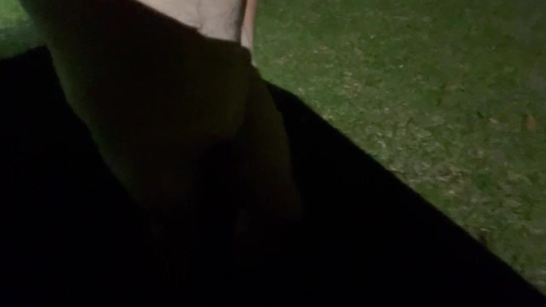 Sen Desi: Nachts nackt draußen zu hause mit Erektion spazieren während sie...
