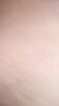 J’étais seule à la maison et très excitée, j’ai eu mon premier appel vidéo : je montre ma chatte poilue à mon ami pour qu’il puisse se masturber