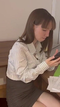 Chuda sekretarka get fucked na biurku (pełna)