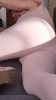 Podívej se na můj zadek v mém sexy novém růžovém overalu