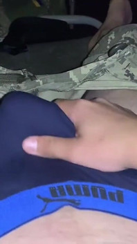 El tipo, mientras estaba en el campamento, decidió dejar la carga