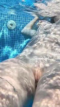 Nacktes pool necken und masturbieren, während er zuschaut