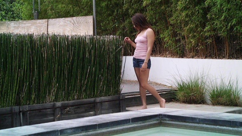 Flash Model Amateurs: Horny teen fingers her cunt in the shower
