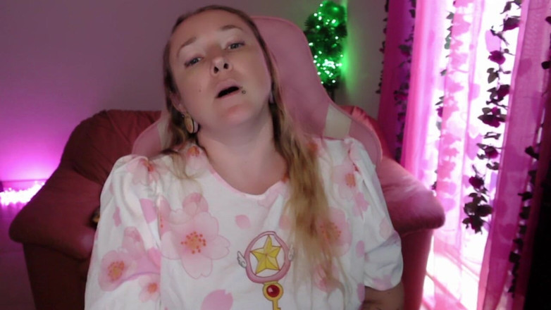 Kisicaxx: Velké černé péro uctívající sprosté řeči