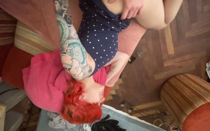 LoveHomePorn: बालों वाली चूत के साथ कामुक Girlfreind उँगली कर रही है और चुदाई कर रही है