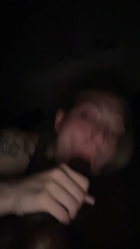 Pov pozdě v noci s Lanou Riley (vertikální pohled)