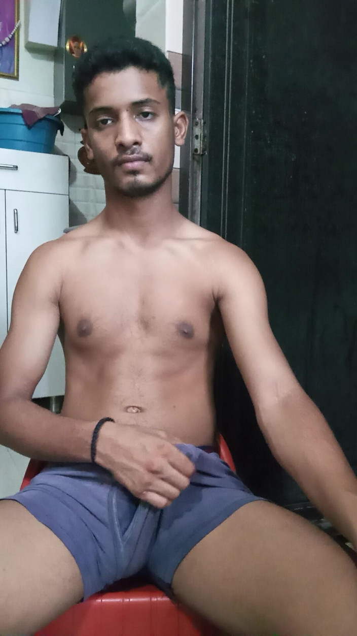 Curlyboy: Người đàn ông trẻ Ấn Độ xoa bóp lớn trên webcam