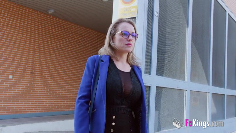 FAKings: Uimitoarea mami divorțată știe că există o șansă pentru ea și sânii ei...