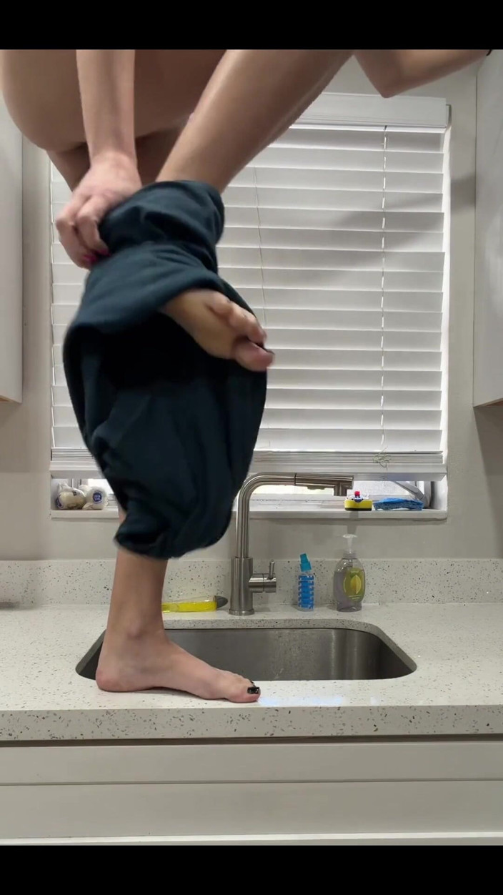 Tiffstreatsxoxo: Backwards POV Sink Pee After Pilates!! This Was a New...
