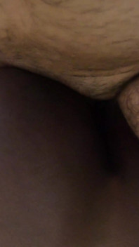 Une petite amie africaine offre sa chatte à son papa pour qu'il la baise et l'éjacule