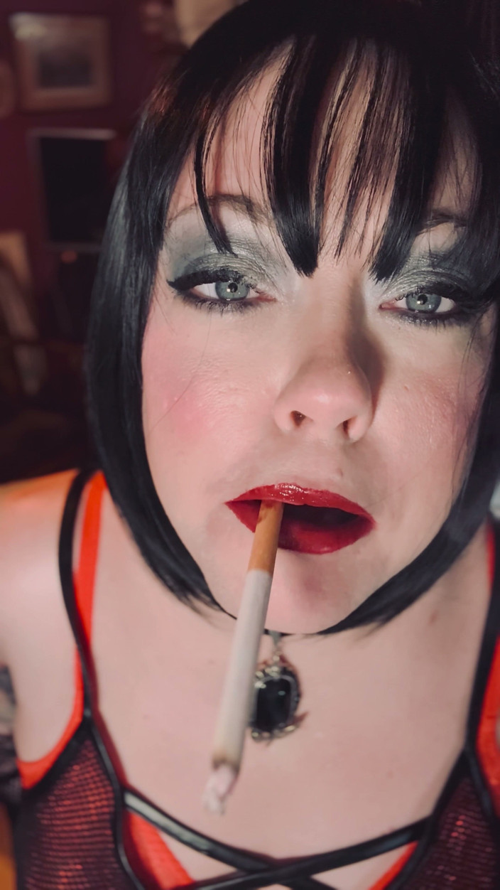 Tina Snua: Kouřící paní Tina Snua Chain kouří 2 superking cigarety v síťovaných...