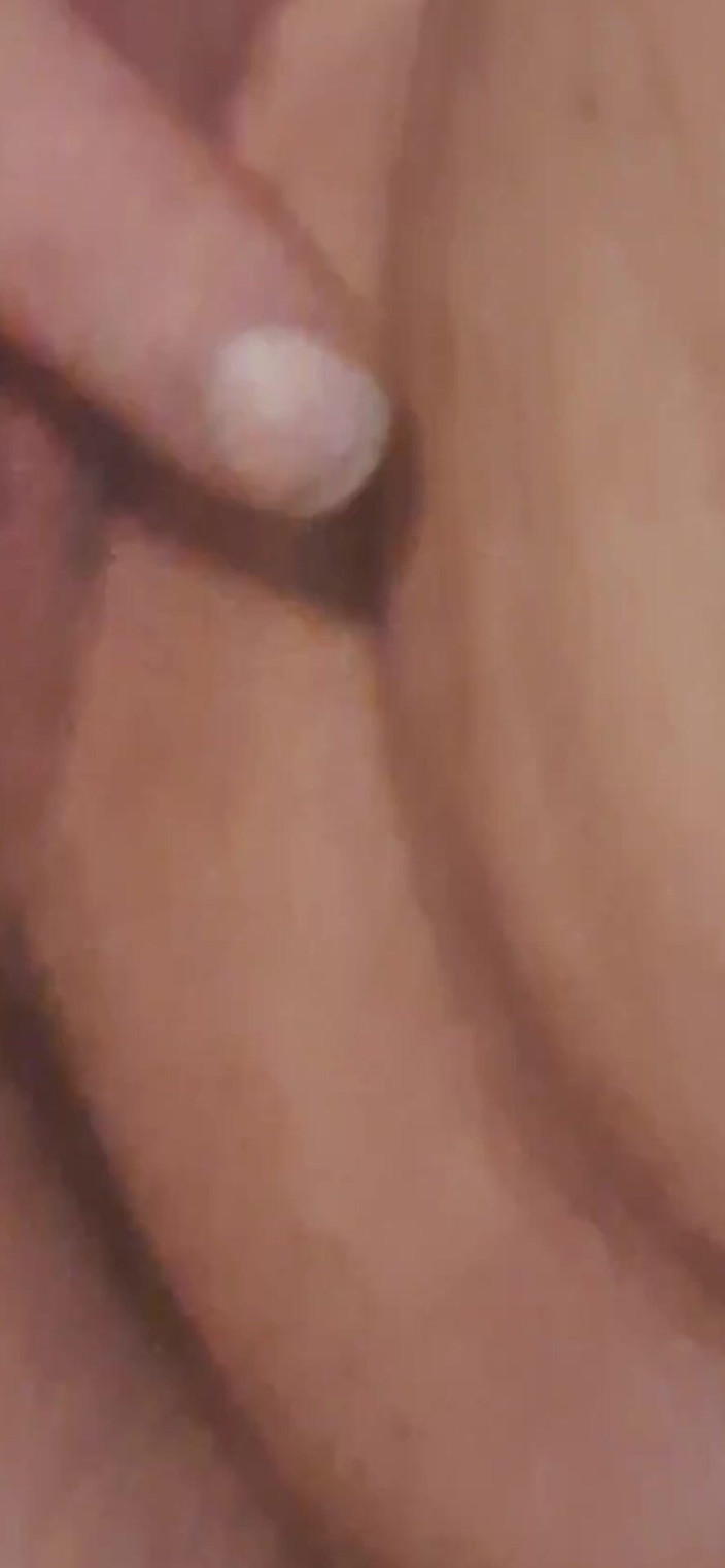 MAGLIGHTGIRL69: Suami fingering lubang pantat istrinya sambil ngusap itilnya