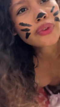 Minnie Mouse Yarak Yemek Için Bir Hikaye Kitabından Kaçtı