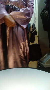 Masturbándose usando lindo y hermoso satén longdress