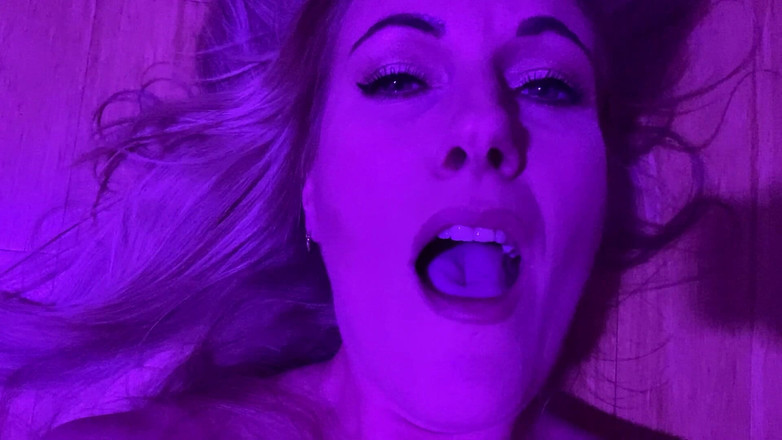 Sarah Passions: Дивись мені в очі, поки я кінчаю для тебе