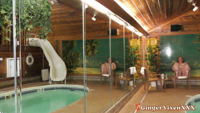GingerVixen.XXX: Nackt schwimmen