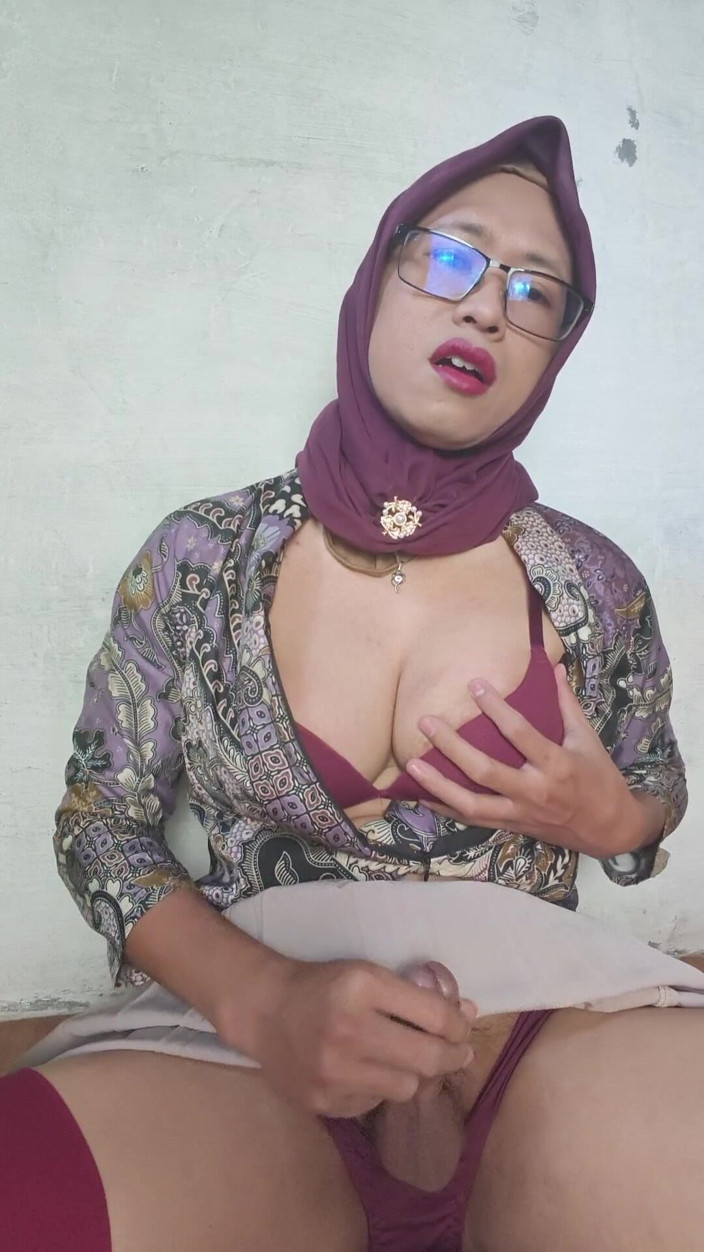 Mitha Zhe: Sâni mari hijab shemale Mitha își fut cu vibratorul curul