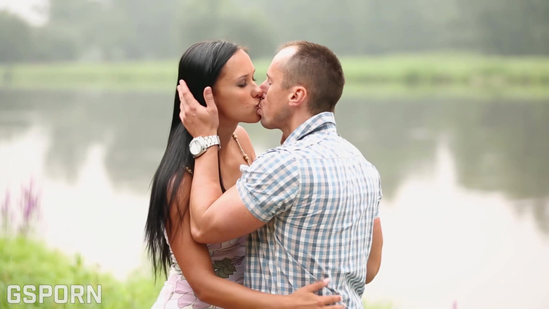 Romantic & Sensual 4K: Sex senzual lângă râu cu un cuplu romantic de fete...