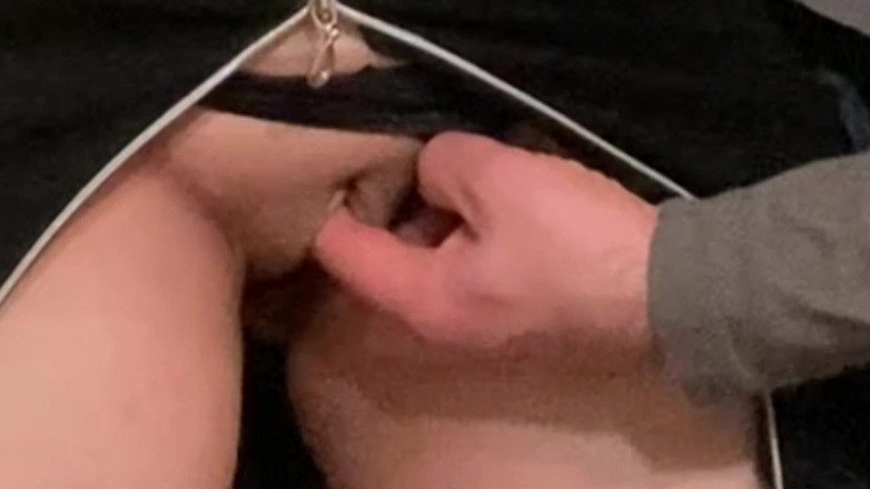 PriyaNaavya: Gagică excitată futută cu degetul sub rochie în public