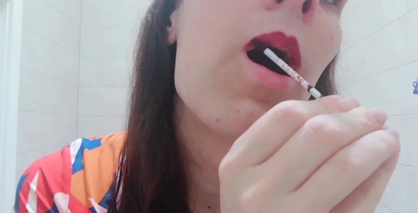 Odette Vesper: Расчесываю волосы и краской губы