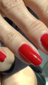 Escrava marcando com caneta, lindas unhas vermelhas, Lady Victoria Valente