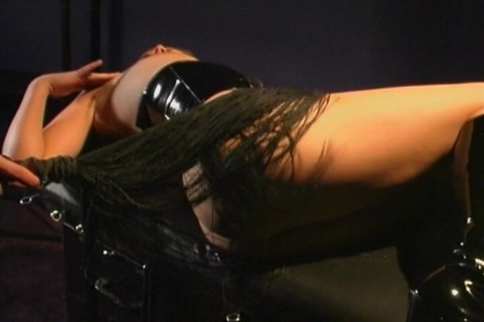 THAGSON RETRO: Blonďatá holka sedí na obličeji kapající kundičky - Nedbalý jazyk šukání Frenzy