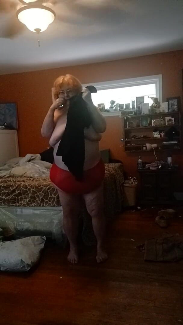 BBW nurse Vicki adventures with friends: Sattığım külotu modelliyorum bölüm 1 kırmızı dantelli ipeksi